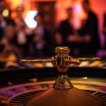 csm_glaenzender-roulette-kessel-im-vordergrund_b744404093