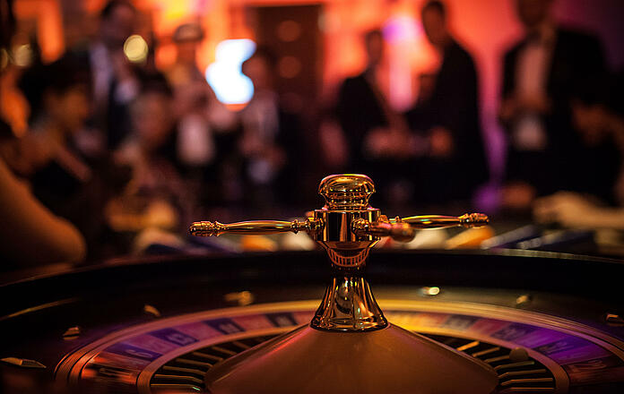 csm_glaenzender-roulette-kessel-im-vordergrund_b744404093